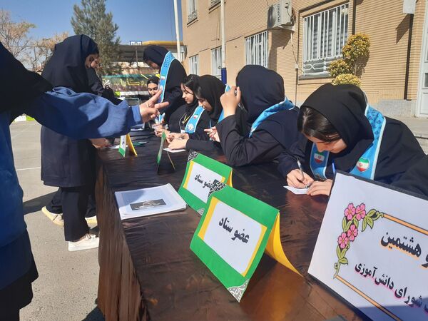 انتخابات شورای دانش آموزی در دبیرستان وکیلی ۹