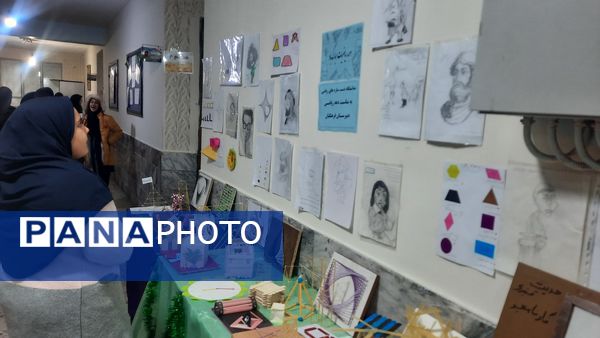 نمایشگاه دست‌سازهای دانش‌آموزان دبیرستان فرهنگیان ناحیه ۷ مشهد 