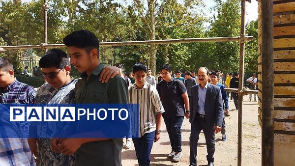 ادای احترام دانش آموزان پایه دهم  دبیرستان شاهد ابوذر غفاری به مقام شامخ شهدا