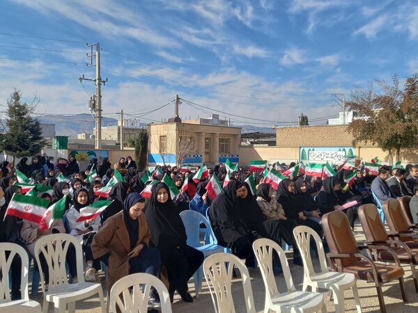 دانش‌آموزان هلیلانی به استقبال دهه مبارک فجر رفتند