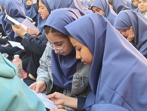 طنین همدلی در دهه فاطمیه، توزیع آش نذری در میان دانش‌آموزان دبیرستان دکتر جواد حداد ۲