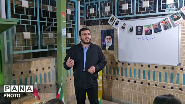 کلاس و نیمکت های نمادین به یاد دانش آموزان مینابی در موکب آموزش و پرورش ناحیه یک یزد