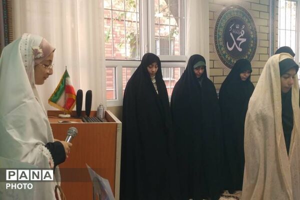 نماز مادر و دختری در دبیرستان عفت آهنگری 