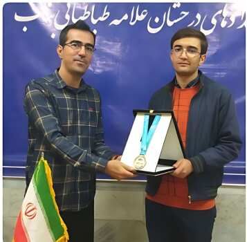 دانشجوی بنابی، مدال‌های دوران دانش‌آموزی را به مدرسه اهدا کرد