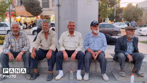 سالمندان در تجمعات حماسی نجف‌آباد؛ روایتگر تجربه‌های زندگی
