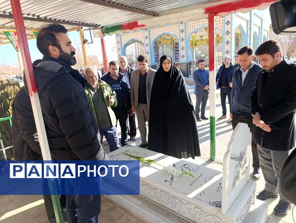 گلباران قبور شهدای شهر سفیددشت به مناسبت دهه فجر