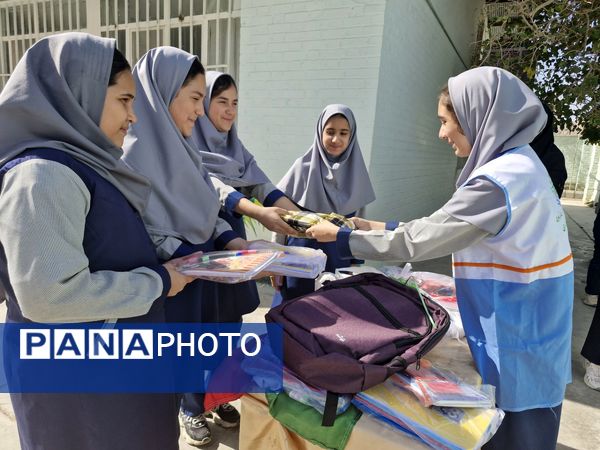 جشن عاطفه‌ها در دبیرستان افق خواف 