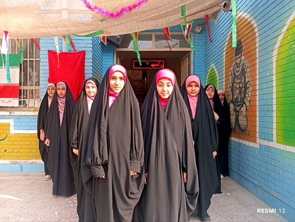 جشن تقدیر پیشتازان برگزیده پویش بوسه بر دستان مادر در دبیرستان دخترانه انقلاب اسلامی 