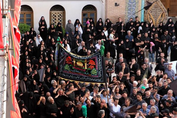 آیین مذهبی تعویض پرچم گنبد حرم مطهر حضرت سلطانعلی ابن امام محمد باقر(ع)