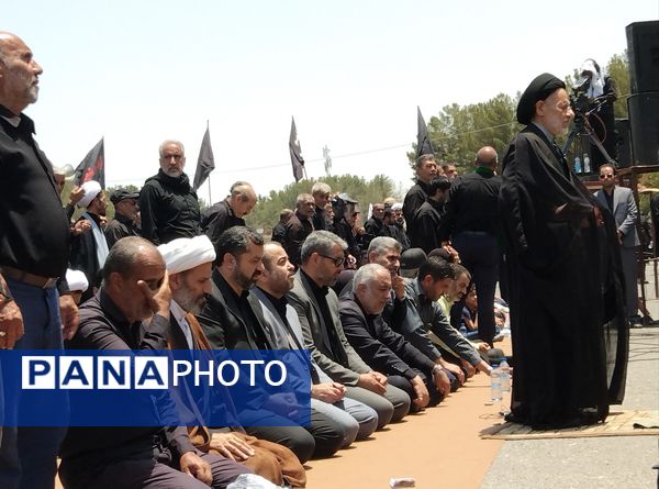 اقامه نماز ظهر عاشورا در بیرجند