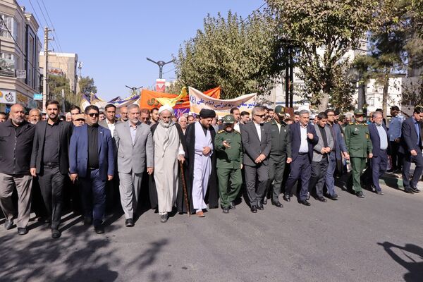 حضور پرشور دانش‌آموزان و مسئولین در راهپیمایی ۱۳ آبان در ناحیه یک بهارستان