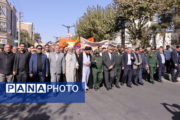 حضور پرشور دانش‌آموزان و مسئولین در راهپیمایی ۱۳ آبان در ناحیه یک بهارستان