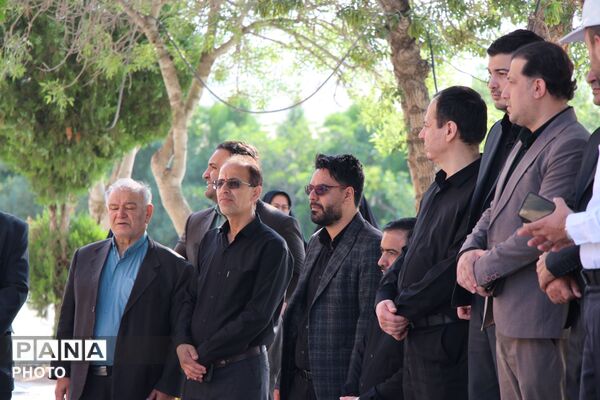 غبارروبی مزار شهدا با حضور مسئولین شهرستان سملقان