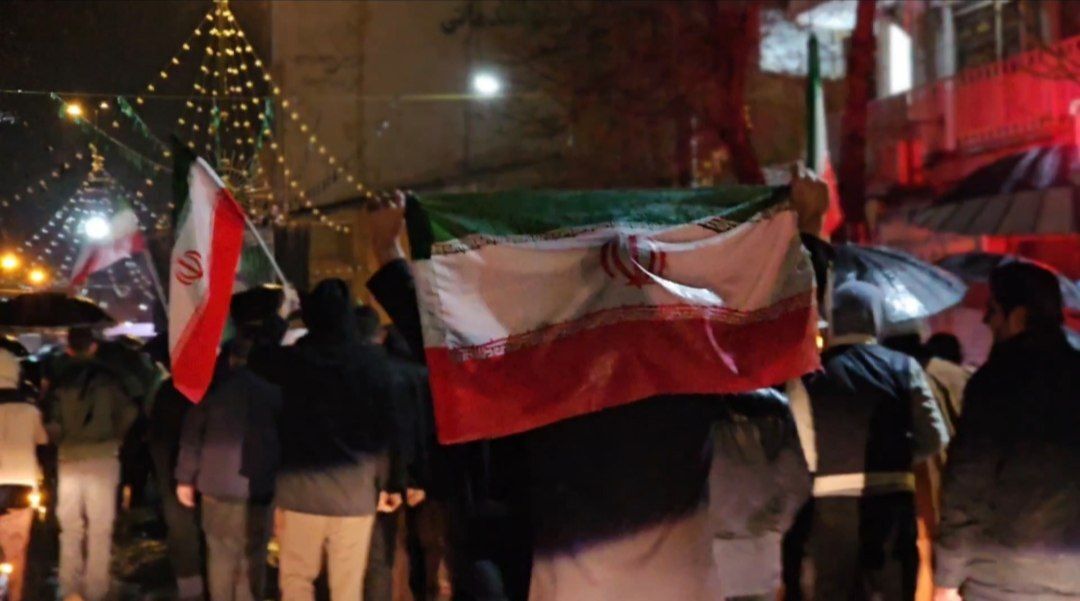قرار شبانه فارسانی‌ها زیر باران برای دفاع از وطن