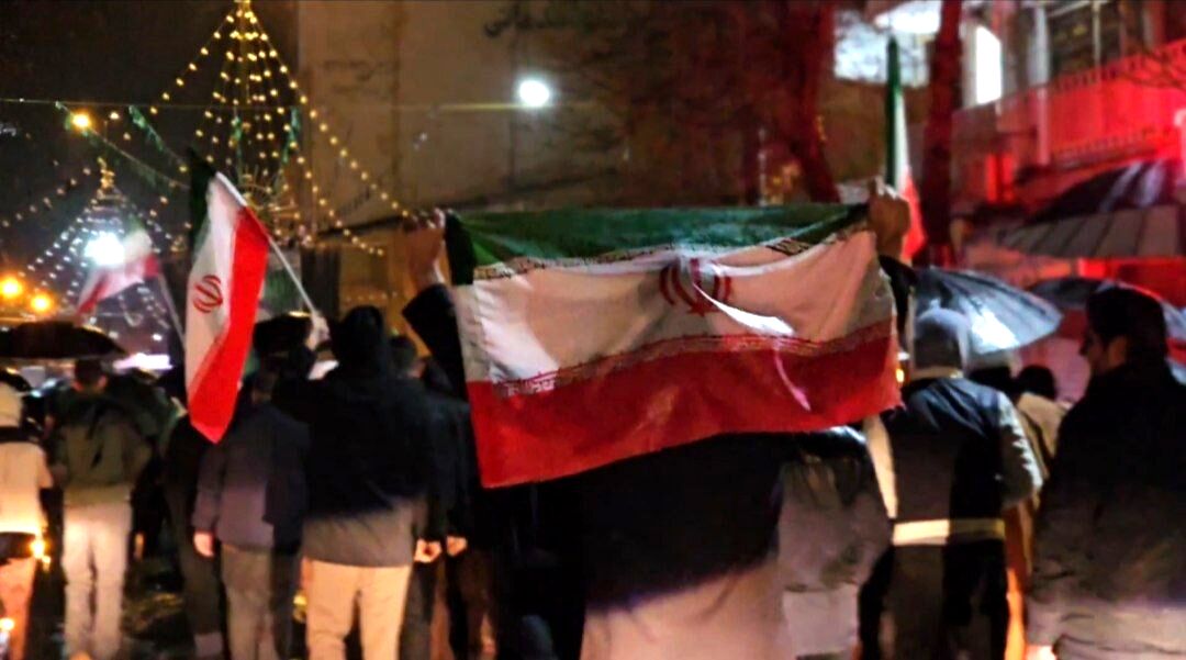 قرار شبانه فارسانی‌ها زیر باران برای دفاع از وطن