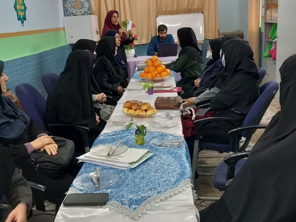 جلسه شورای دبیران در دبیرستان دخترانه فضه 