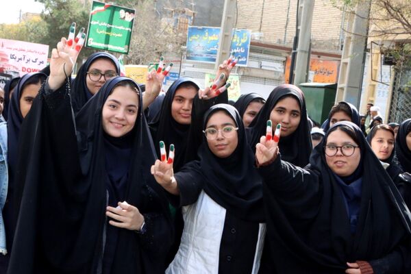 حضور پرشور دانش‌آموزان شهرستان صالح‌آباد در راهپیمایی روز ۱۳ آبان