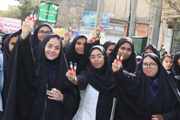 حضور پرشور دانش‌آموزان شهرستان صالح‌آباد در راهپیمایی روز ۱۳ آبان