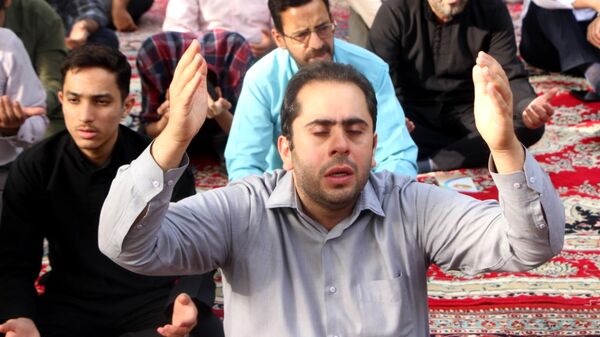 طنین دعای عرفه در پارک کوهستان یزد