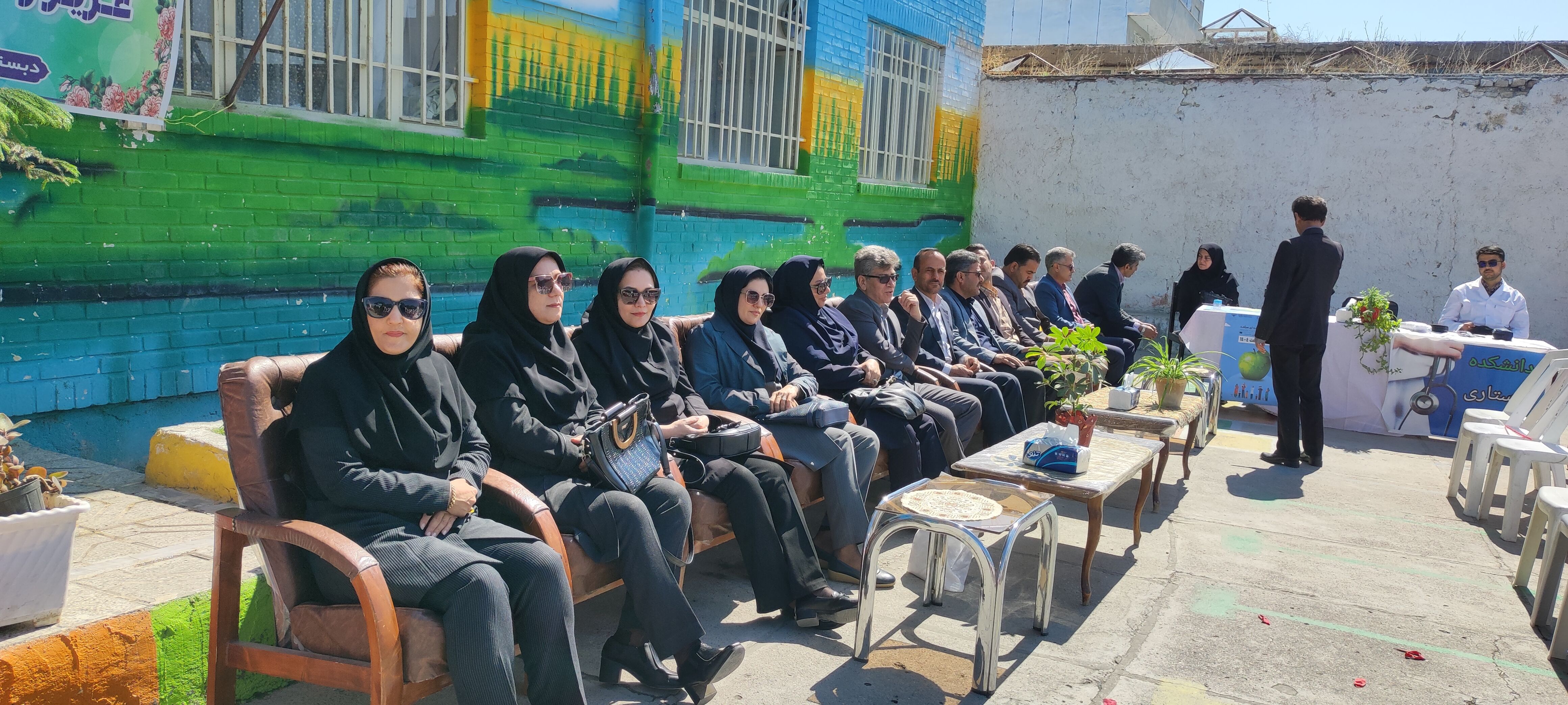 نواختن زنگ سلامت در مدرسه دخترانه ضحی ۱ شهرستان شیروان