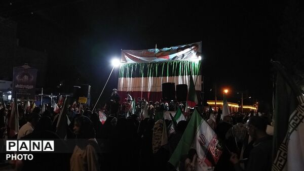 زمزمه های دعا در بلوار فضل نیشابور 