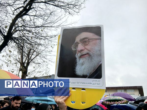 باران عشق وارادت به انقلاب همراه با باران‌ها ی نقره‌ای رشت