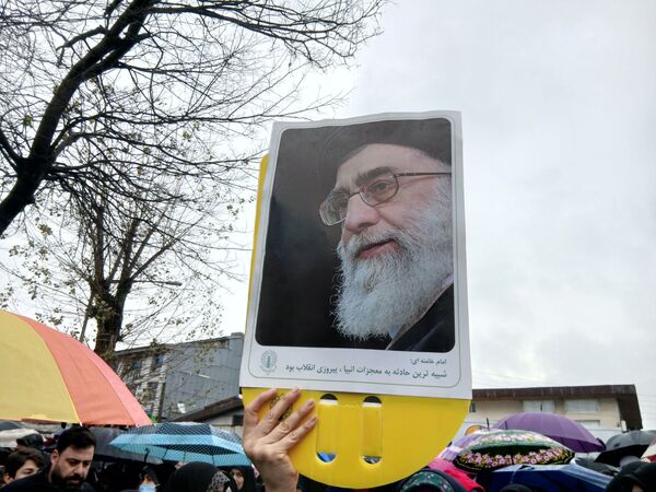 باران عشق وارادت به انقلاب همراه با باران‌ها ی نقره‌ای رشت
