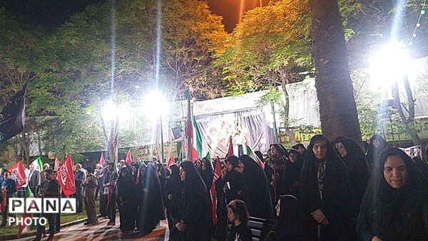 پرچم ایران در شب؛ روایت حضور مردم در میدان