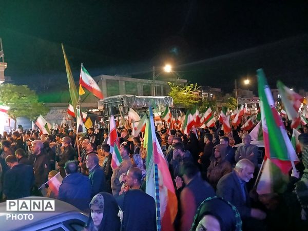  مردم در خیابان‌ها با پرچم ایران، با آرمان‌های انقلاب تجدید پیمان کردند