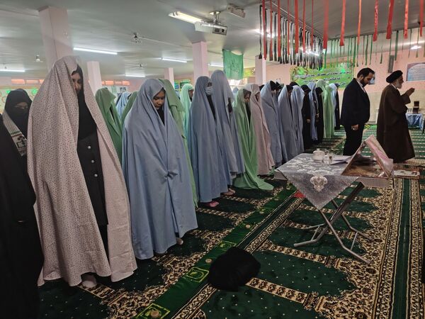 جلسه پرسش و پاسخ با امام جمعه شهرستان نیشابور در دبیرستان شاهد قدسیان 