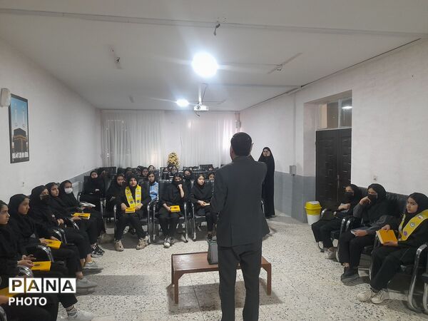 بازدید دانش آموزان  آموزشگاه تکتم از نمایشگاه کانون امام خمینی (ره) 