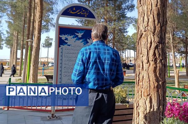 اقامه نماز با شکوه عید فطر به امامت امام جمعه حبیب آباد