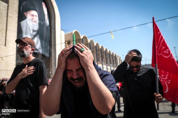 اقامه نماز بر پیکر مطهر رهبر شهید انقلاب و شهدای خانواده ایشان-2