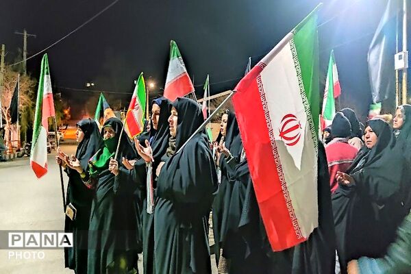 در کنار هم ایستاده ایم-۱