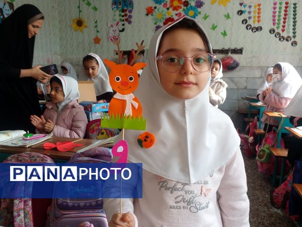 شادی دانش آموزان از یادگیری حروف الفبا و نوشتن حرف(واو)