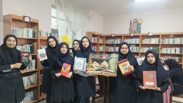 صدای ورق زدن کتاب، نوای دبیرستان شاهد تکتم در هفته کتاب