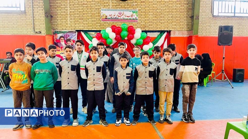 مراسم جشن انقلاب و تقدیر از دانش‌آموزان مقام‌آور مدرسه معلم