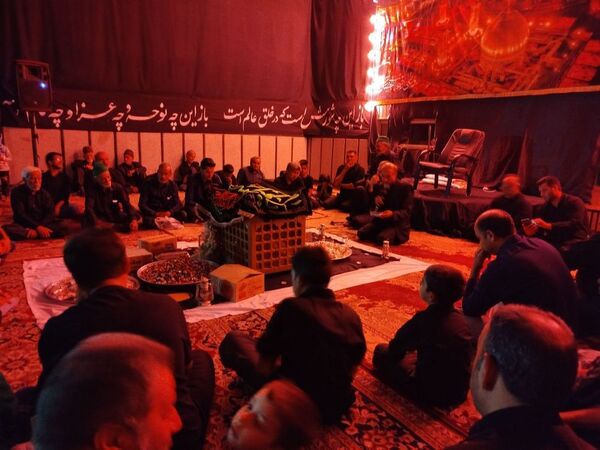 برپایی سفره حضرت رقیه(ص) در حسینه حسینی روستای رزق آباد شهرستان کاشمر