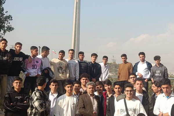 بازدید دانش‌آموزان دبیرستان شهدای علم‌ و فناوری بهارستان دو از دانشکده دندانپزشکی تهران 