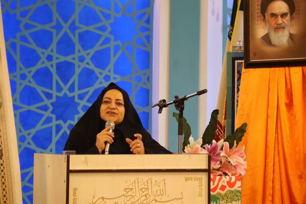 محفل انس با قرآن بانوان به‌مناسبت دهه فجر در امامزاده عباس بن موسی (ع)