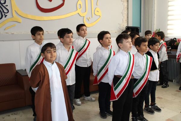 به مناسبت دهه فجر پرچم جمهوری‌اسلامی‌ایران در آموزش و پرورش منطقه۱۰ به اهتزاز درآمد
