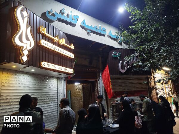 چایخانه حوزه علمیه گلشن؛ روایتگر ارادت به رهبر امت اسلام