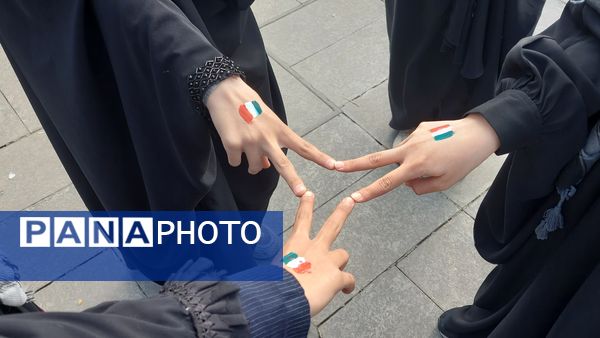 حضور پرشور دانش‌آموزان و اقشار مختلف مردم مشهد در راهپیمایی یوم‌الله ۱۳ آبان