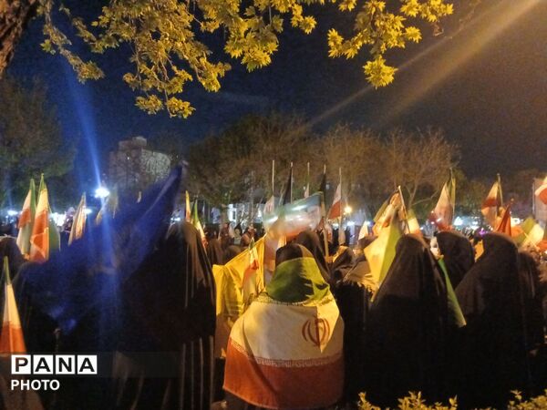 خروش مردم در میادین و تجمعات شبانه همراه با طنین شعار های مهدوی و انقلابی