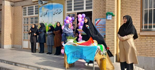 گرامیداشت هفته دفاع مقدس همزمان با آغاز سال تحصیلی در دبیرستان کوثر جلگه رخ