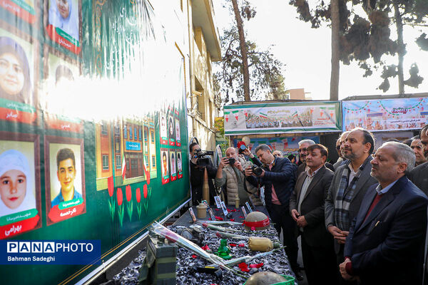 آیین نواختن گلبانگ انقلاب اسلامی با حضور وزیر آموزش و پرورش