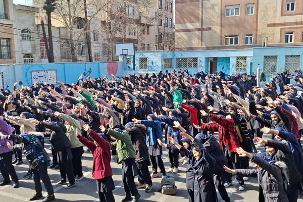 تمرین دانش‌آموزان دبیرستان حضرت ولیعصر (عج) ری یک جهت حضور در برنامه یاوران انقلاب