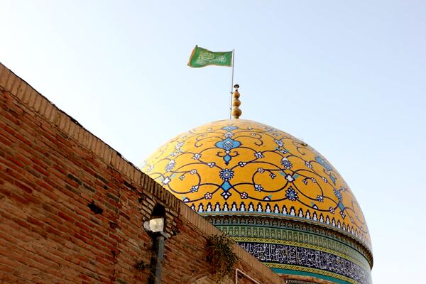 آیین مذهبی تعویض پرچم گنبد حرم مطهر حضرت سلطانعلی ابن امام محمد باقر(ع)