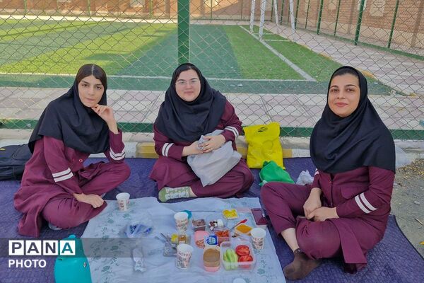صبحانه سالم در هنرستان کبری زرگران ملارد 
