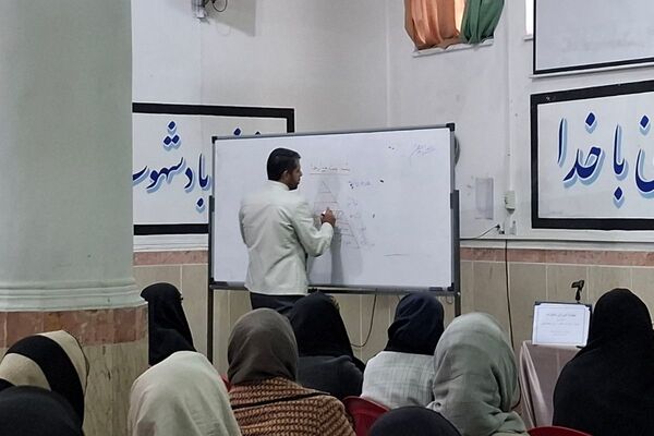 جلسه آموزش سوادرسانه‌ای در دبیرستان ولیعصر ناحیه یک شهرری